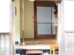 温もりある和室の入り口