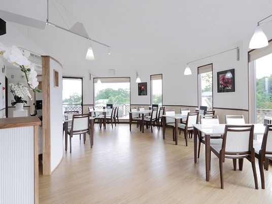 広々とした明るい食堂