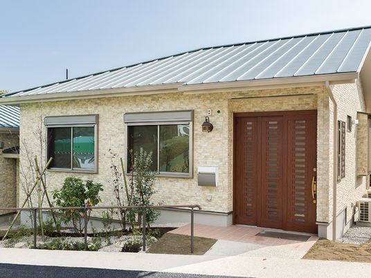 明るい外観の入口