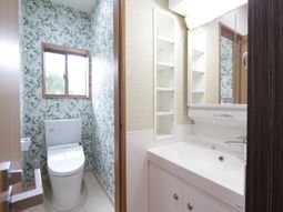 清潔なトイレと洗面台