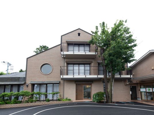 三階建て施設の外観