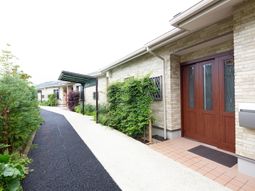明るいエントランスの通路
