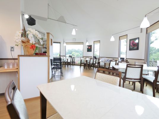 明るく広々とした食堂