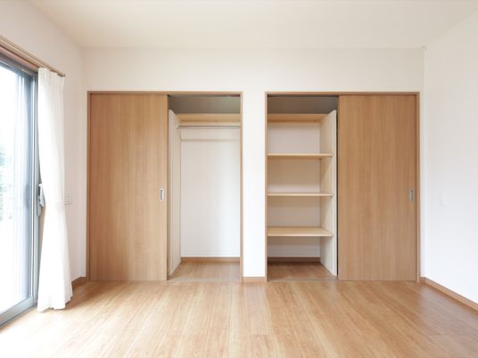 整頓された居室のクローゼット