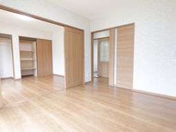 明るい居室の様子