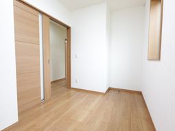 明るい室内と洗練された扉