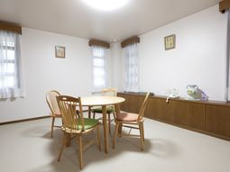 明るい居室の風景