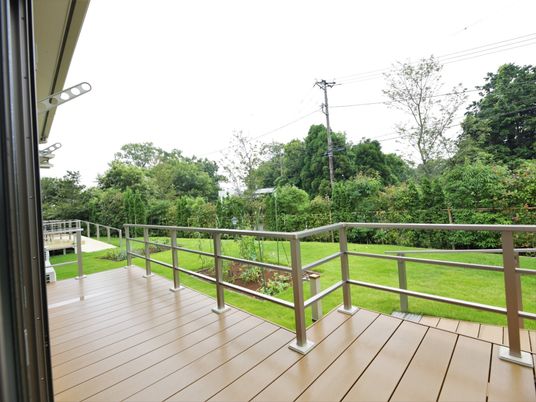 庭の見える開放的なテラス