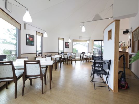 明るいダイニングの一角