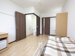 落ち着いた色調の居室