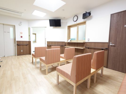 待合室の明るい空間