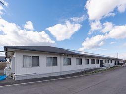 長い建物の外観