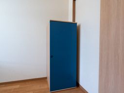 青い収納のある部屋