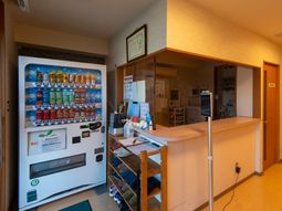 自動販売機と受付カウンター