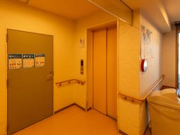 温かみのある廊下の一角