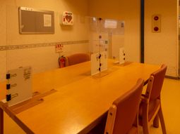 木製テーブルのダイニングスペース