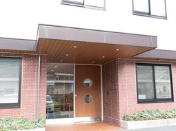施設の明るいエントランス