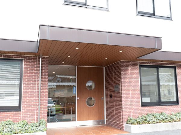 施設の明るいエントランス