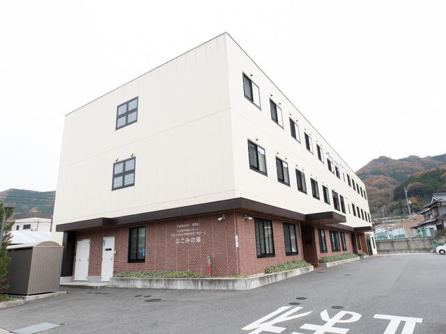 清潔感のある建物外観 外観 ゆったりとした外観は、訪れる人に安心感を与えるデザインです。自然豊かな地域に位置する落ち着いた環境で働いてみませんか。