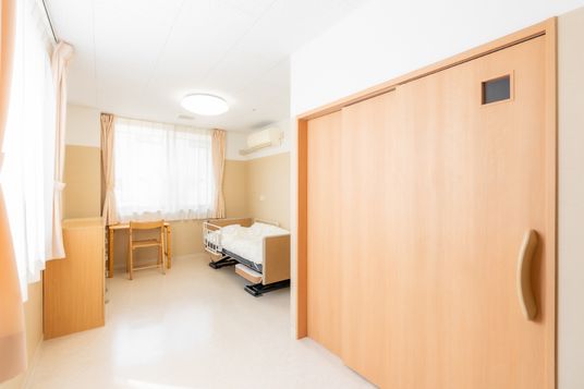 明るい居室の内装