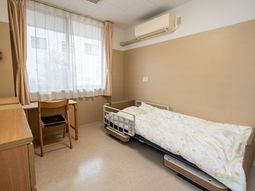 明るい居室の様子