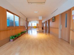 清潔で広い廊下