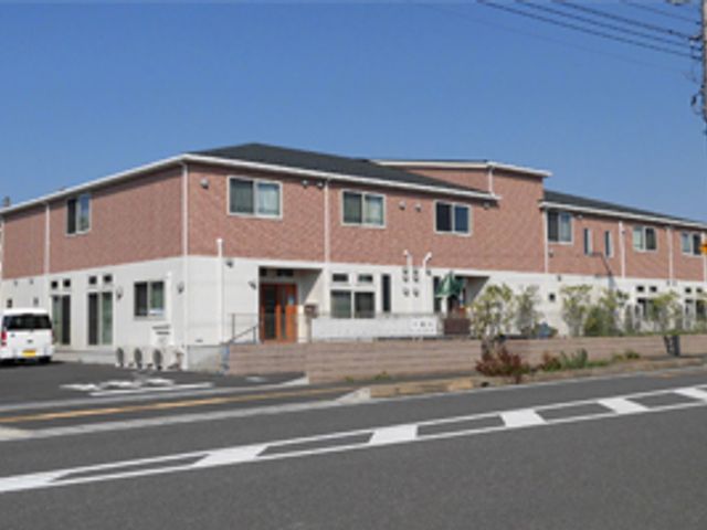 清潔感ある外観の建物 外観 清潔感溢れる建物外観は仕事に誇りを持てる環境。周辺も整っており、快適に通勤できる立地です。