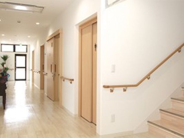 明るい廊下と階段 廊下   自然光が入る明るい廊下で、手すりが設置されています。移動しやすい動線が見え、働く場としても安心感があります。