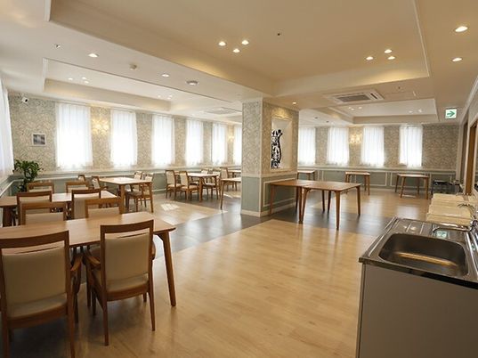 ゆとりある明るい食堂