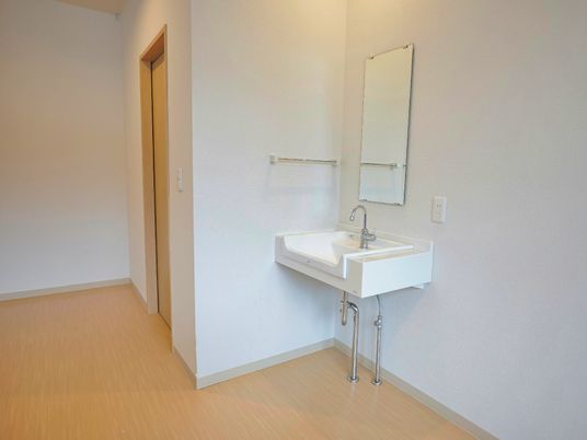 洗面台付きの明るい空間