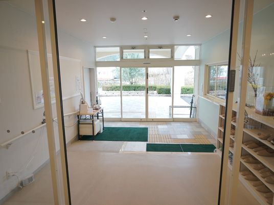 エントランス明るく開放的