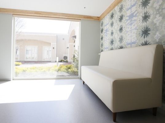 明るい休憩室のソファ