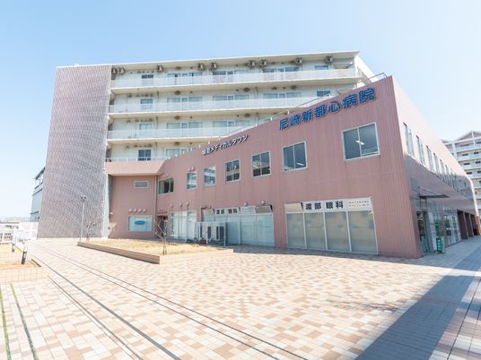 明るい外観の建物