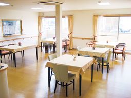 明るい食堂の様子