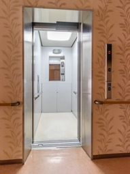 清潔感のあるエレベーター内部