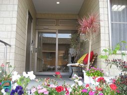 エントランス前の花々