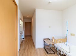 居室内のベッドとデスク