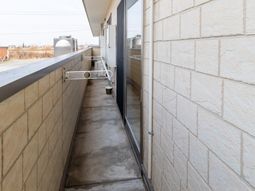 明るい廊下の手すり