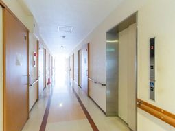 清潔感のある明るい廊下