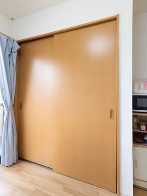 和風の滑らかな引き戸