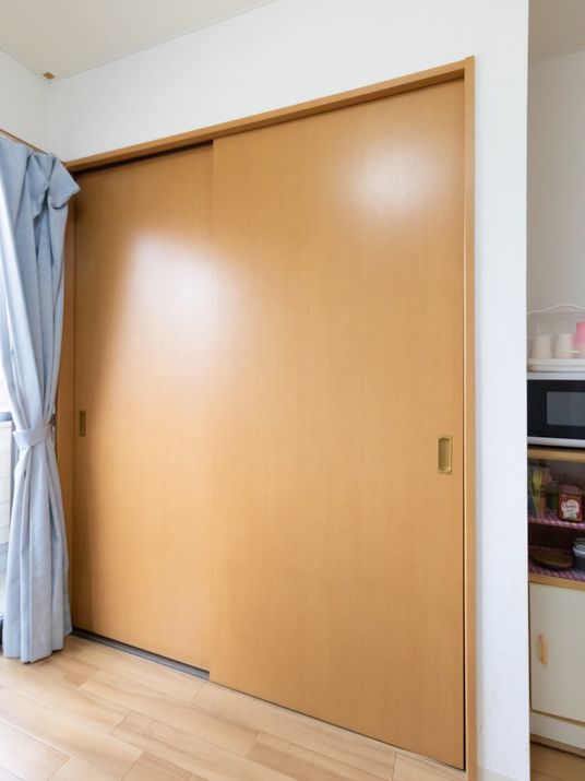和風の滑らかな引き戸