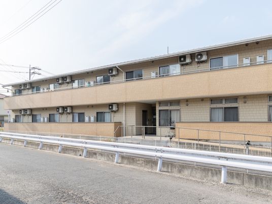 ベージュ色の建物外観