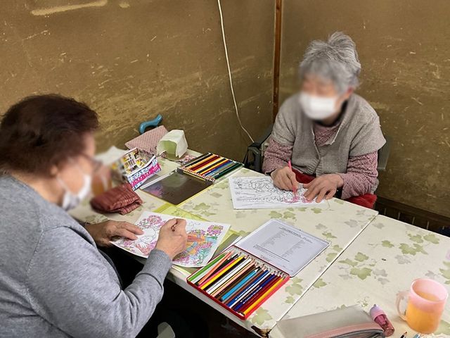 和やかな会話の場 機能訓練室 和やかな雰囲気で、利用者が一緒に楽しみながら活動しています。交流を深める時間にもなります。