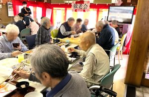 和やかな集まりの室内