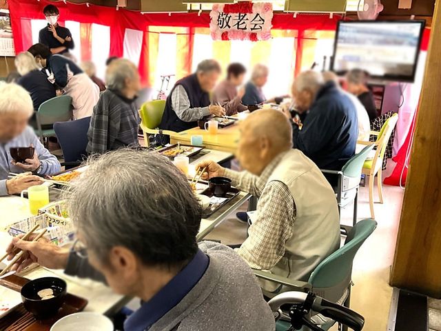和やかな集まりの室内 ダイニングルーム 自然光が差し込む落ち着いた空間で、和やかな団らんが行われています。