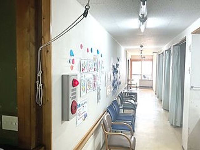 明るい廊下 廊下 ゆったりとした空間のある廊下です。壁面にはアート作品が飾られ、居住者を和ませます。