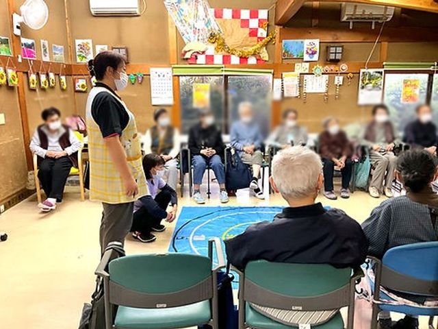 活動を行う部屋 多目的室 多目的室での活動風景です。椅子に座り、リラックスした雰囲気の中で交流が行われています。