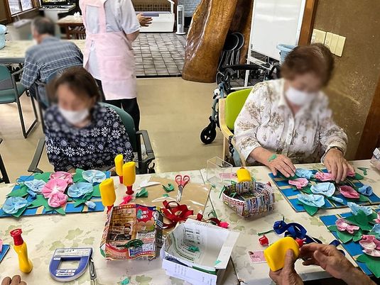 制作に励む住人の様子