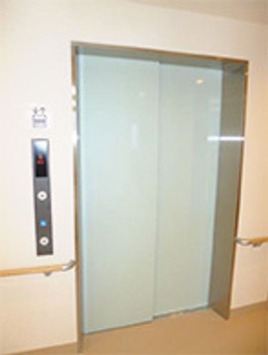 ガラス製のエレベーター扉