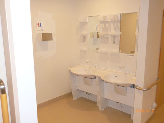 バリアフリー洗面台 洗面台 手すり付きの洗面台は使いやすく、日々の快適な生活を支援します。広々とした空間で安心してご利用いただけます。